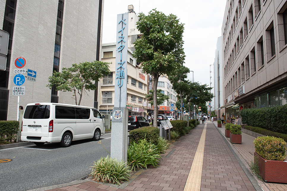 ②横浜市役所を右手に見ながらベイスターズ通りを直進します。